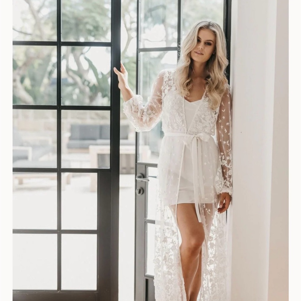 Le Rose Adele Lace Maxi Bridal Robe - Picture 2 of 3